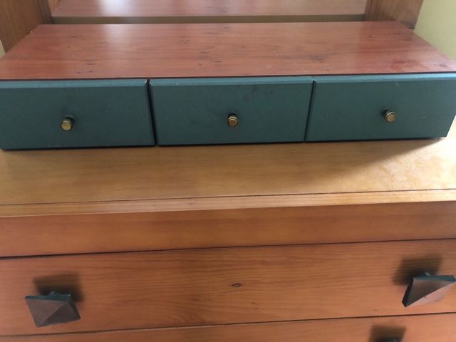 Cajonera de madera marrón y verde