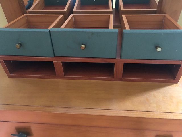 Cajonera de madera marrón y verde