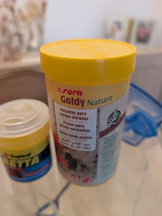 Pecera con comida y red