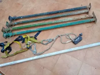 Puntales metálicos y arnés de seguridad