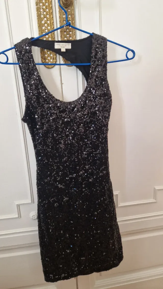 Vestito corto con paillettes nere