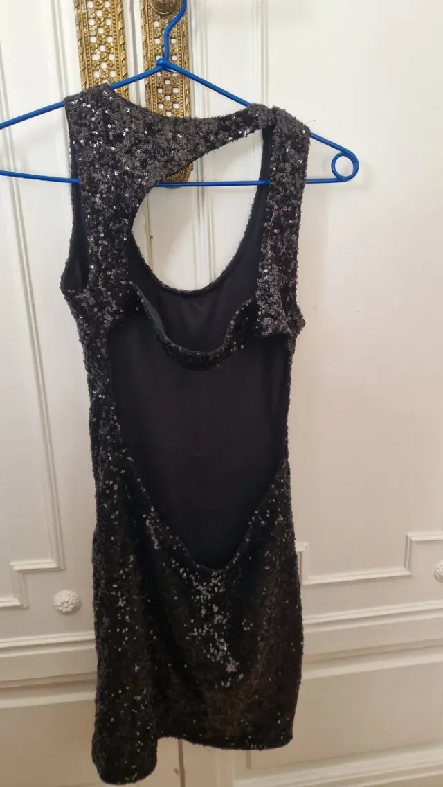 Vestito corto con paillettes nere