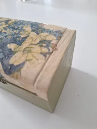 Cajita antigua de madera decorada