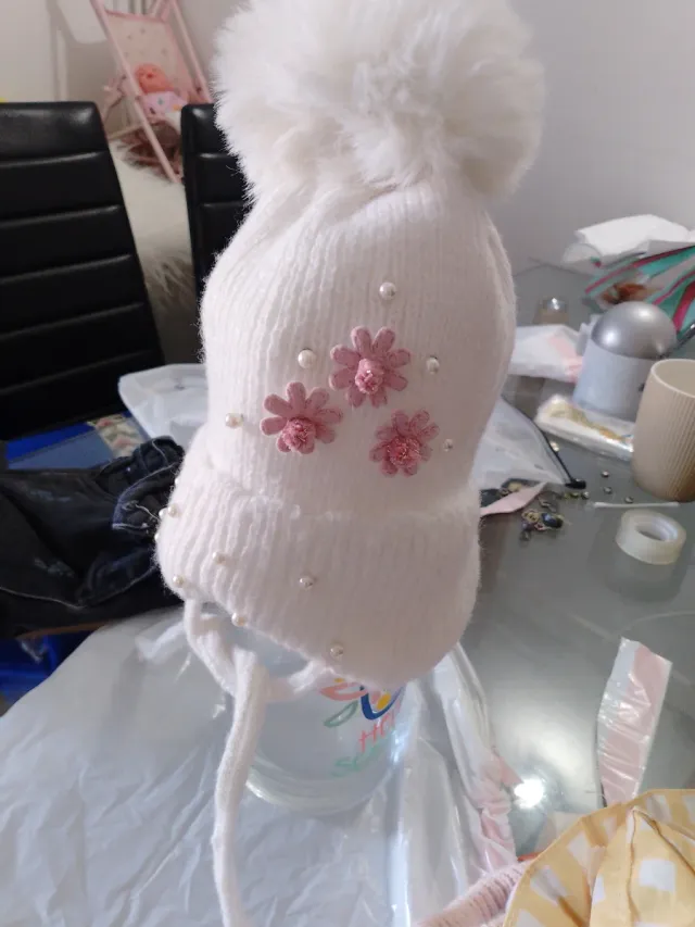 Gorro blanco pompón flores perlas