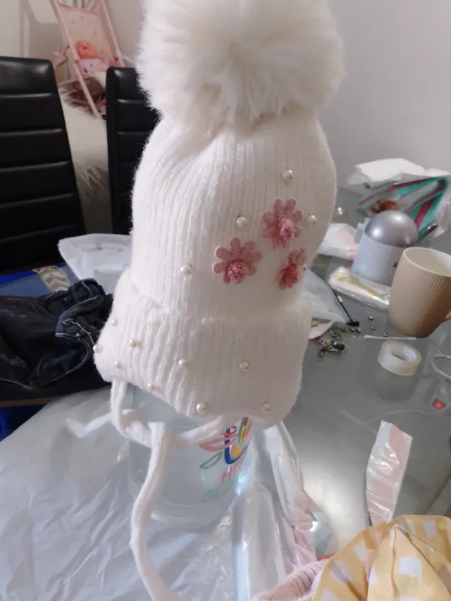 Gorro blanco pompón flores perlas