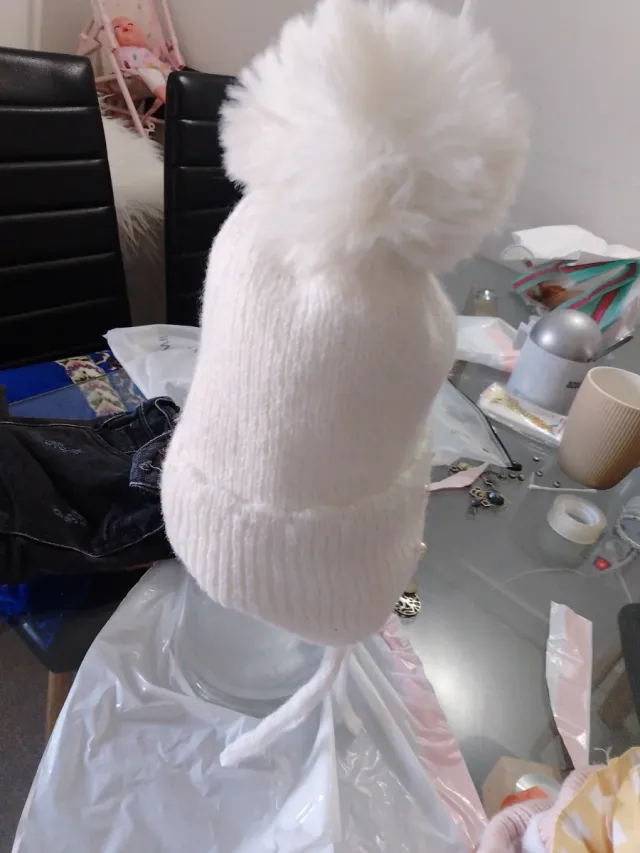 Gorro blanco pompón flores perlas