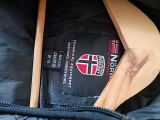 Anorak negro con capucha