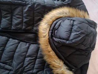 Anorak negro con capucha