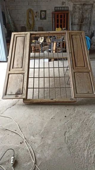 Puerta balconera madera antigua con reja
