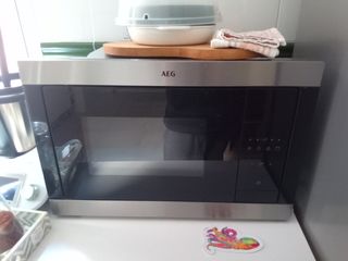 Microondas AEG de Acero Inoxidable (60x40 cm)