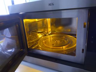 Microondas AEG de Acero Inoxidable (60x40 cm)