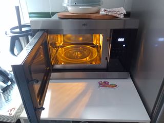 Microondas AEG de Acero Inoxidable (60x40 cm)