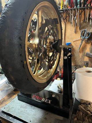 Montaje neumáticos moto