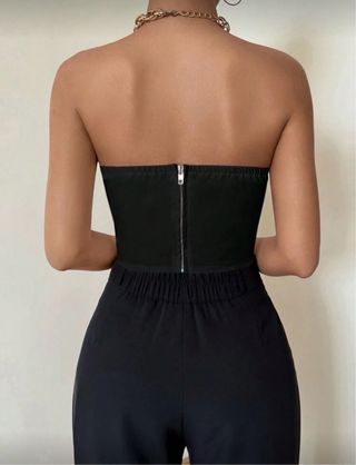 Top negro ajustado con escote drapeado