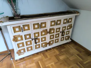 Cómoda antigua blanca con detalles dorados