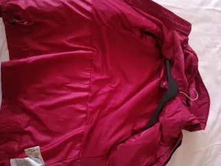 Abrigo impermeable con capucha