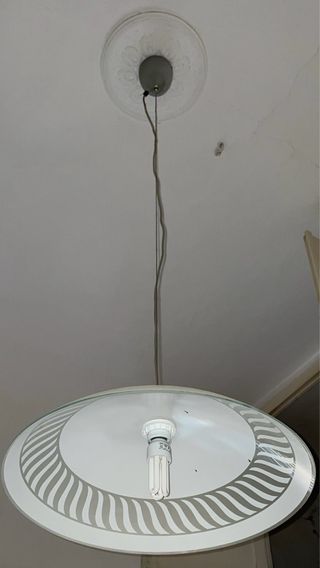 Lampadario in vetro bianco con decoro