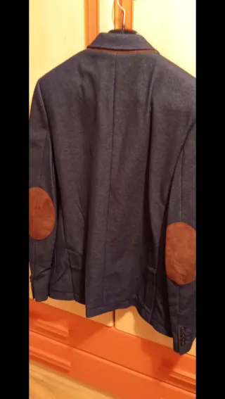 Americana azul con parches marrones