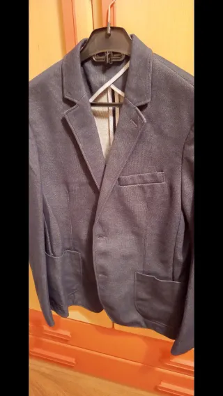 Americana azul con parches marrones