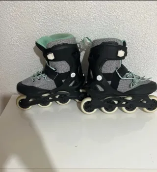 Patines en línea grises y negros