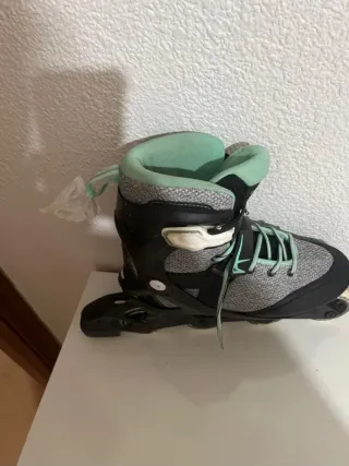 Patines en línea grises y negros