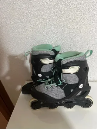 Patines en línea grises y negros