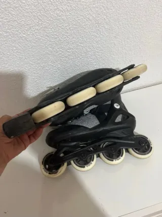 Patines en línea grises y negros