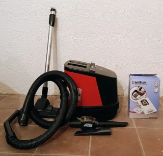 Aspiradora Nilfisk Roja y Negra