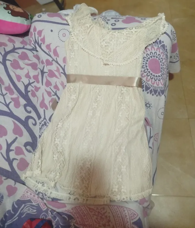 Vestido beige de encaje