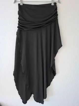 Falda elástica negra asimétrica