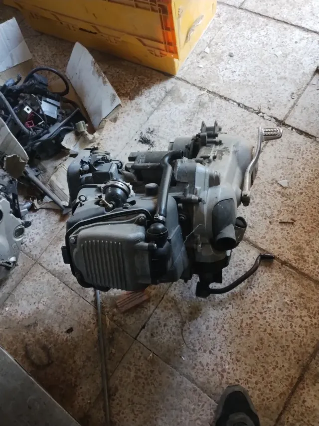 Motor Vespa ET4 125cc