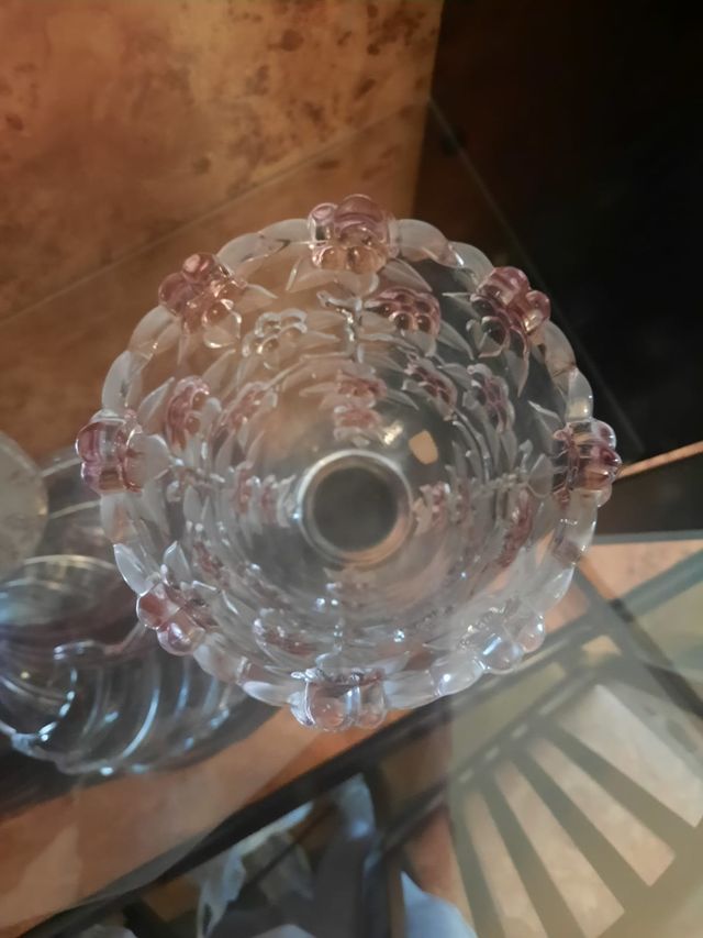 Vaso in cristallo con fiori rosa trasparente