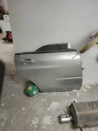 Puerta Trasera Derecha Subaru Impreza más vidrio