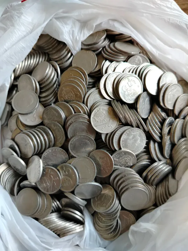 Lotto di oltre 4 kg di monete da 5 pesetas spagnole di varie epoche