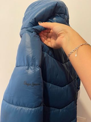 Chaqueta de invierno azul en buen estado