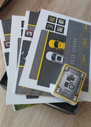 Pack Bomb Squad y Raid & Trade (más expansión).