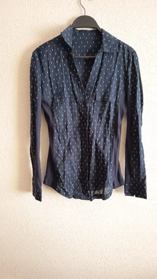 Camisa Zara azul marino con puntos blancos