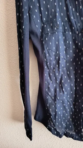 Camisa Zara azul marino con puntos blancos