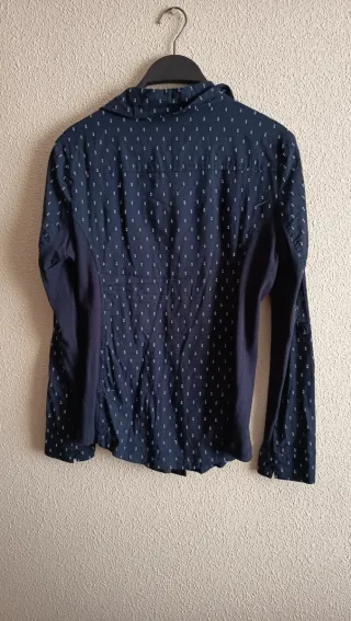 Camisa Zara azul marino con puntos blancos
