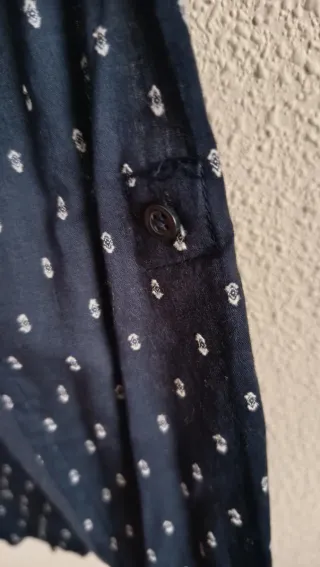 Camisa Zara azul marino con puntos blancos