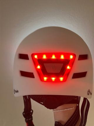 Casco de bici blanco con luces