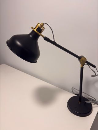 Lámpara de escritorio Ranarp Negra y Dorada