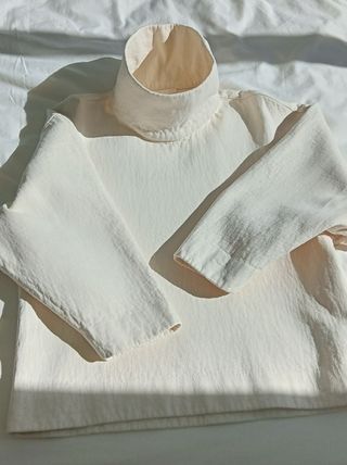 Jersey COS cuello alto algodón oversize marfil