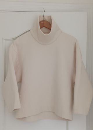 Jersey COS cuello alto algodón oversize marfil