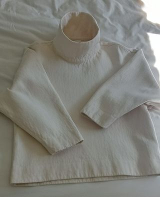 Jersey COS cuello alto algodón oversize marfil