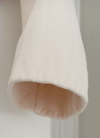 Jersey COS cuello alto algodón oversize marfil