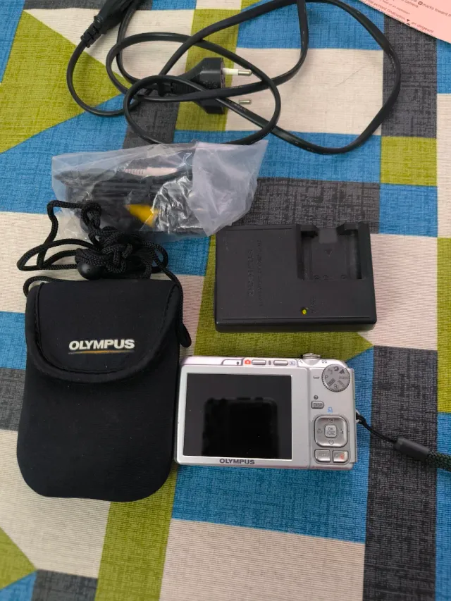Cámara Olympus Plata + Accesorios