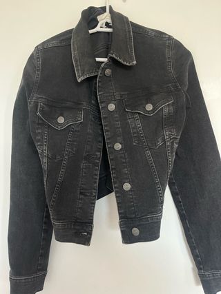 Chaqueta vaquera negra de Mango.