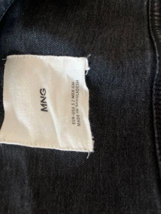 Chaqueta vaquera negra de Mango.