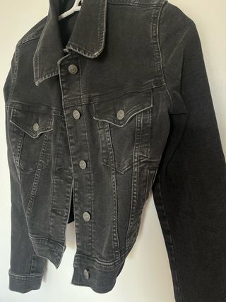 Chaqueta vaquera negra de Mango.